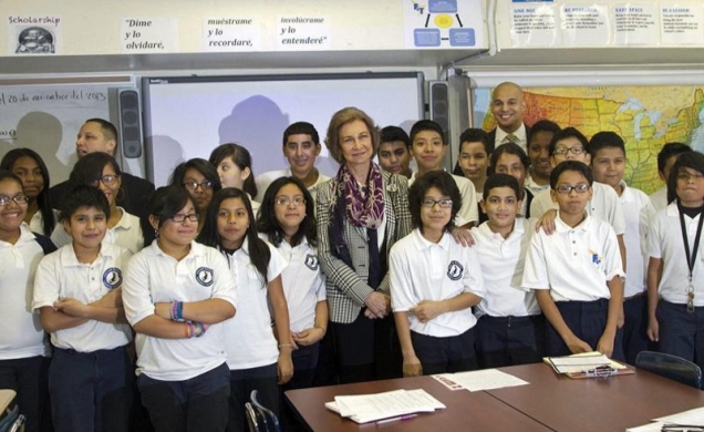 Fotografía de grupo de Su Majestad la Reina junto a un grupo de alumnos de la Middle School South Bronx (M.S. 223)